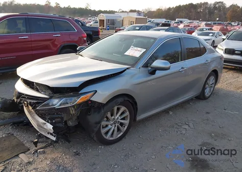 2021 Toyota Camry Le z USA, uszkodzony, nr VIN 4T1C11AK9MU599703